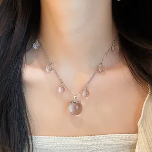 Elegante collar coreano con perlas de resina translúcida usado por una modelo joven
