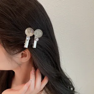 Primer plano de pinzas para el cabello de resina con detalle de circón