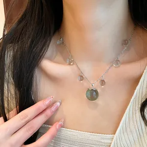 Primer plano de un collar coreano con esferas de resina transparente efecto hielo en el cuello