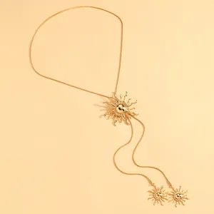 Detailansicht einer minimalistischen goldene Sonnenblume Halskette mit eleganten Quasten