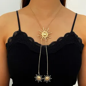 Elegante Sonnenblumen-Quasten-Halskette in Goldoptik, getragen von einem Model für Mode