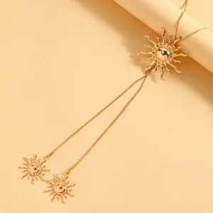 Vista dettagliata di una collana nappa girasole dorata con pendenti metallici a forma di sole