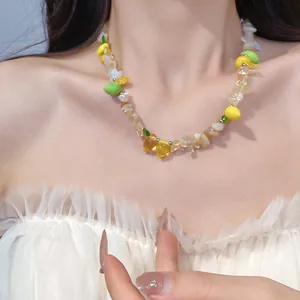 Primo piano di una collana di perline in resina con ciondoli al limone su un modello