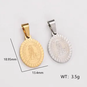 Détail macro de pendentifs ovales Notre-Dame de Fatima en acier inoxydable, or et argent