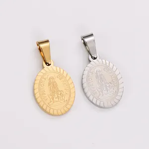 Vue détaillée de la gravure religieuse sur les pendentifs ovales or et argent.