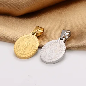Vue rapprochée de pendentifs ovales gravés en acier inoxydable avec finition or et argent