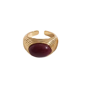 Anello vintage placcato oro 18 carati con trama a pieghe e pietra rosso scuro