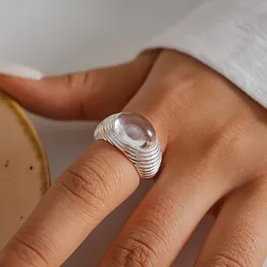 Primo piano di un anello d'argento con texture increspata e una grande pietra trasparente
