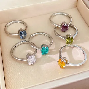 Bagues réglables minimalistes en argent avec zircons ovales colorés dans un coffret