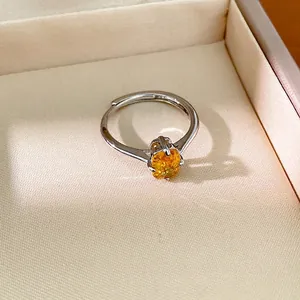 Élégante bague minimaliste en argent sertie d'un zircon jaune ovale étincelant