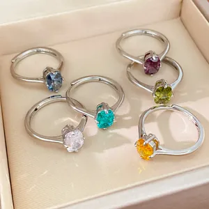 Vue détaillée de bagues minimalistes en argent avec des zircons ovales colorés en boîte