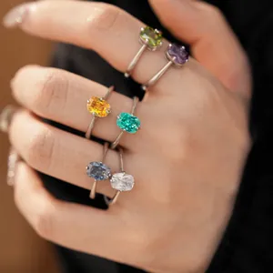 Vue macro de bagues élégantes en zircone ovale multicolore avec anneau argenté