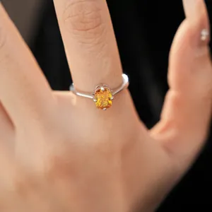 Vue détaillée d'une bague minimaliste en argent avec une pierre de zircon jaune.