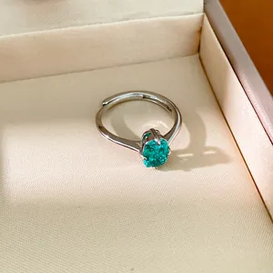 Gros plan d'une bague en argent avec un zircon vert émeraude dans un écrin à bijoux