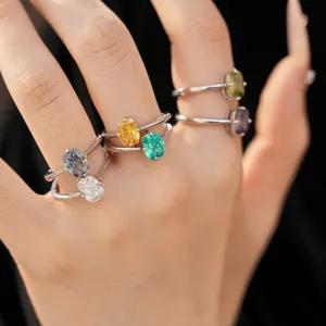 Vue détaillée de bagues en argent avec des pierres de zircon colorées ovales