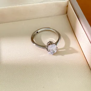 Vue détaillée d'une bague en argent minimaliste sertie d'un grand zircon transparent ovale