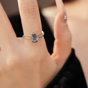 Gros plan détaillé d'une bague en argent élégante avec un zircon bleu-gris de forme ovale