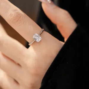 Gros plan détaillé d'une bague élégante en argent ornée d'un zircon ovale brillant