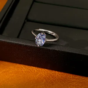 Gros plan d'une bague ovale minimaliste en oxyde de zirconium bleu clair