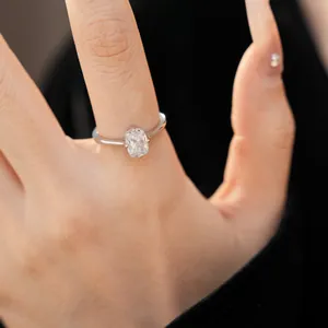 Gros plan détaillé d'une bague en zircone ovale avec une finition argentée épurée