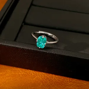 Gros plan d'une bague en argent minimaliste avec un zircon turquoise éclatant de taille coussin