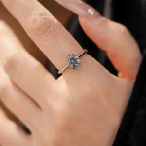 Gros plan d'une bague minimaliste avec zircon gris ovale