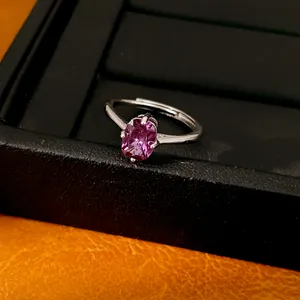 Détail d'une bague minimaliste élégante avec un oxyde de zirconium rose de forme ovale