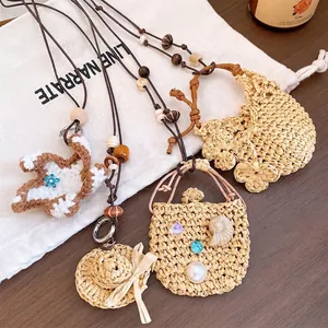 Handgefertigte Halskette mit Strohhut-Anhänger und Holzperlen für den Strandurlaub-Stil