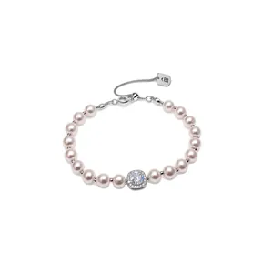 Elegante braccialetto di perle con ciondolo in zircone quadrato scintillante su fondo bianco.