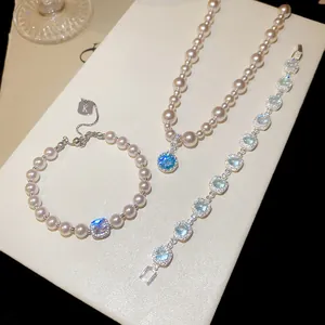 Dettaglio del set di gioielli di perle con pendenti in zircone rotondi e brillanti