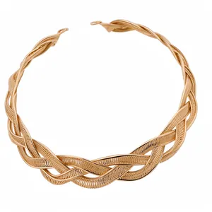 Ras-de-cou audacieux en métal tressé doré avec un design élégant de maille croisée.