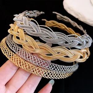 Détail de colliers ras-de-cou tressés en métal doré et argenté avec motifs de maille