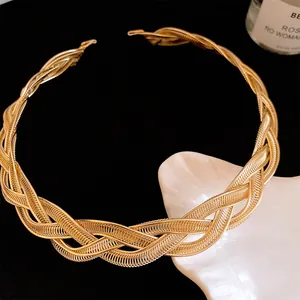 Détail montrant la texture délicate du métal tissé du collier ras du cou doré