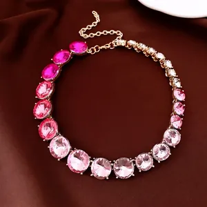 Luxuriöse Halskette mit rosa Farbverlauf-Strasssteinen und goldener Gliederkette für Damen