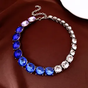 Elegante Halskette mit runden Edelsteinen im Farbverlauf von Blau bis Klar auf Satin