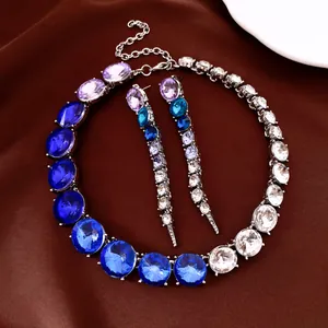 Elegantes Schmuckset mit blau-violettem Kristallverlauf, Halskette und Ohrringen