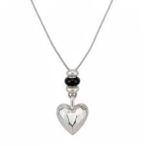 Élégant collier avec pendentif cœur facetté en argent et perles de strass noires