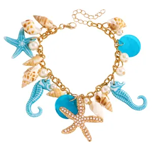 Dettaglio di una cavigliera boho con conchiglie naturali, stelle marine e cavallucci marini.