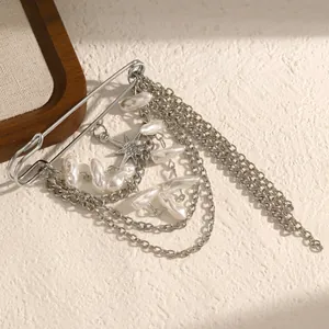 Detailansicht der Brosche im Marinestil mit Quastenkette, Perlen und Sternanhänger