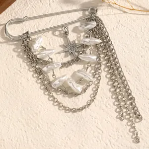 Detailaufnahme einer silbernen Quastenkette-Brosche mit Barockperlen und Sternenanhänger