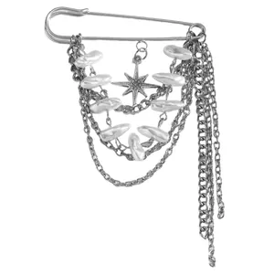 Detailansicht der silbernen Quastenkette-Brosche mit Barockperlen und einem Sternenanhänger