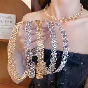 Collana girocollo chic in metallo a rete incrociata in oro e argento da donna trendy