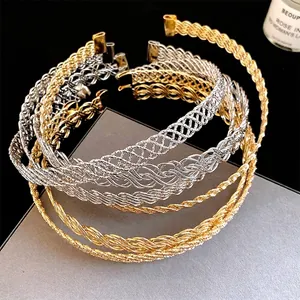 Elegante set di collane girocollo in metallo intrecciato oro e argento per donna