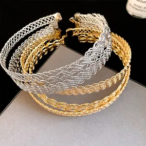 Primo piano di eleganti girocollo in maglia metallica color oro e argento con trama