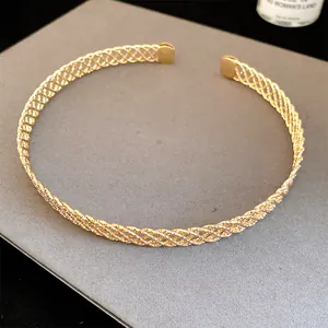 Primo piano di un girocollo in metallo dorato con intricata trama a rete intrecciata
