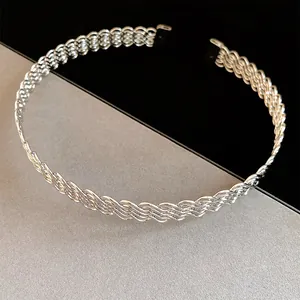 Vista dettagliata di un choker in metallo intrecciato argento con design a filo