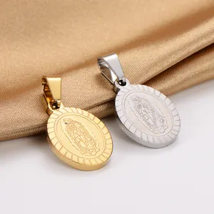 Detailansicht von ovalen Edelstahl-Anhängern mit religiöser Gravur auf Gold Satin Stoff