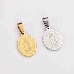 Detailansicht von ovalen Anhängern aus Edelstahl in Gold und Silber mit Guadalupe-Motiv