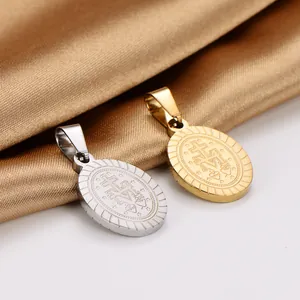 Nahaufnahme von religiösen ovalen Anhängern in Gold und Silber mit Kreuzgravuren.