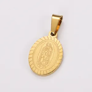 Nahaufnahme eines goldenen ovalen Edelstahl-Anhängers mit Jungfrau Maria Gravur